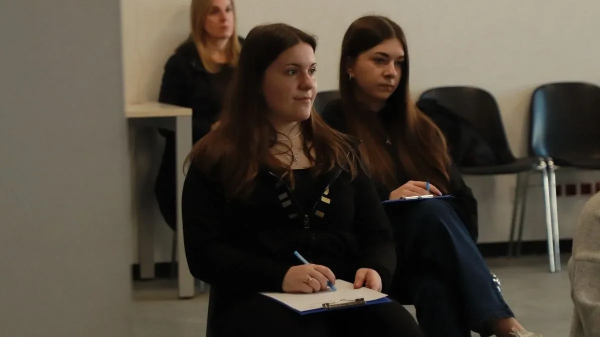 Ale pułapki w dyktandzie w Ostrowi. Pisały dzieci, pisali dorośli (zdjęcia, wideo)