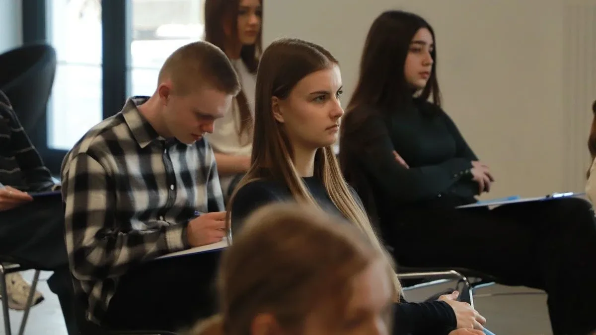 Ale pułapki w dyktandzie w Ostrowi. Pisały dzieci, pisali dorośli (zdjęcia, wideo)