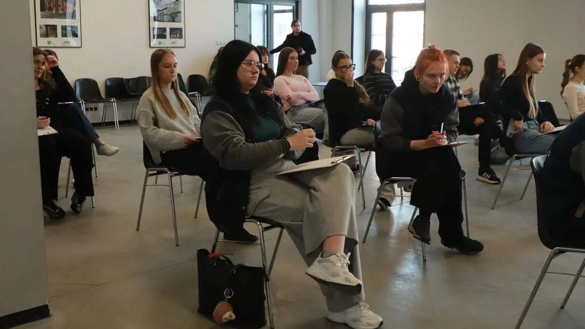 Ale pułapki w dyktandzie w Ostrowi. Pisały dzieci, pisali dorośli (zdjęcia, wideo)