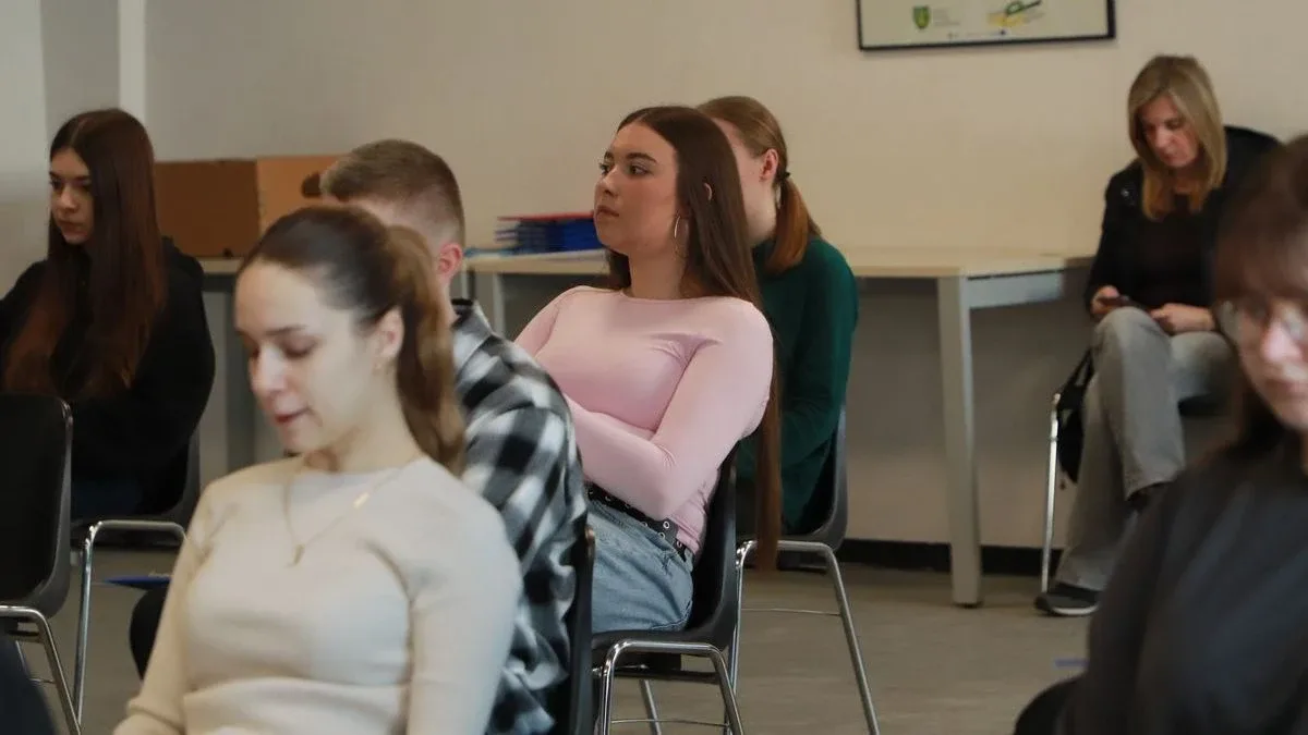 Ale pułapki w dyktandzie w Ostrowi. Pisały dzieci, pisali dorośli (zdjęcia, wideo)