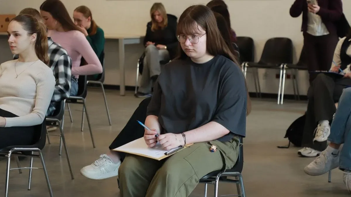 Ale pułapki w dyktandzie w Ostrowi. Pisały dzieci, pisali dorośli (zdjęcia, wideo)