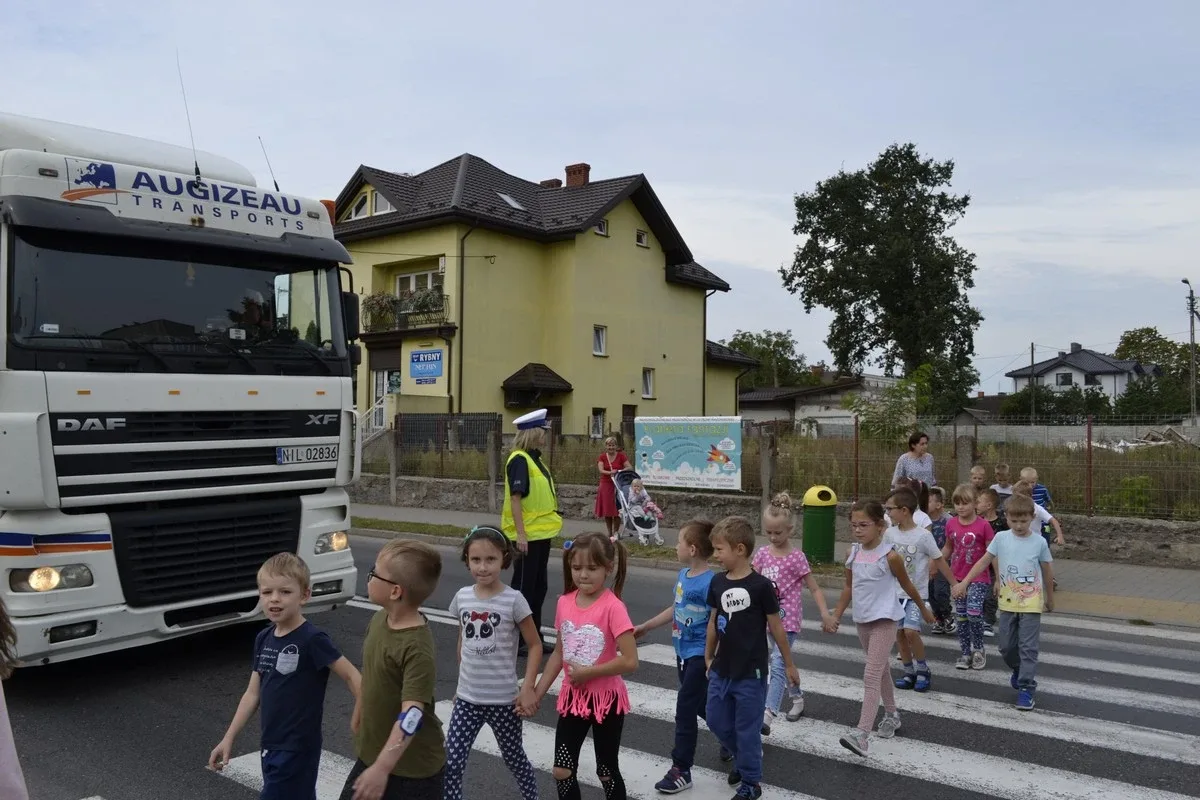 Dzieci uczyły się przechodzić przez jezdnię (zdjęcia)