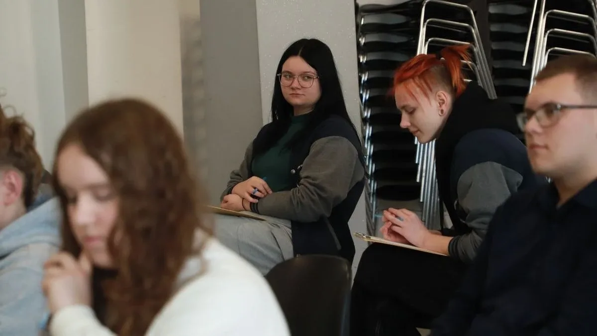 Ale pułapki w dyktandzie w Ostrowi. Pisały dzieci, pisali dorośli (zdjęcia, wideo)