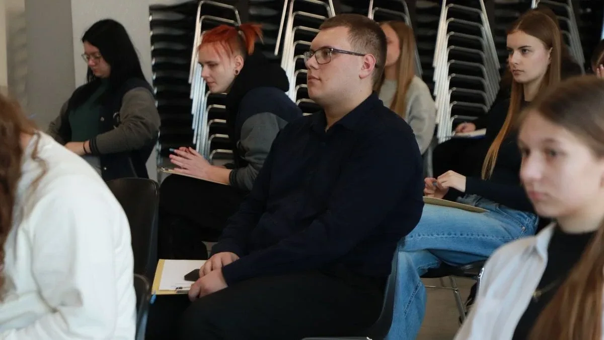 Ale pułapki w dyktandzie w Ostrowi. Pisały dzieci, pisali dorośli (zdjęcia, wideo)