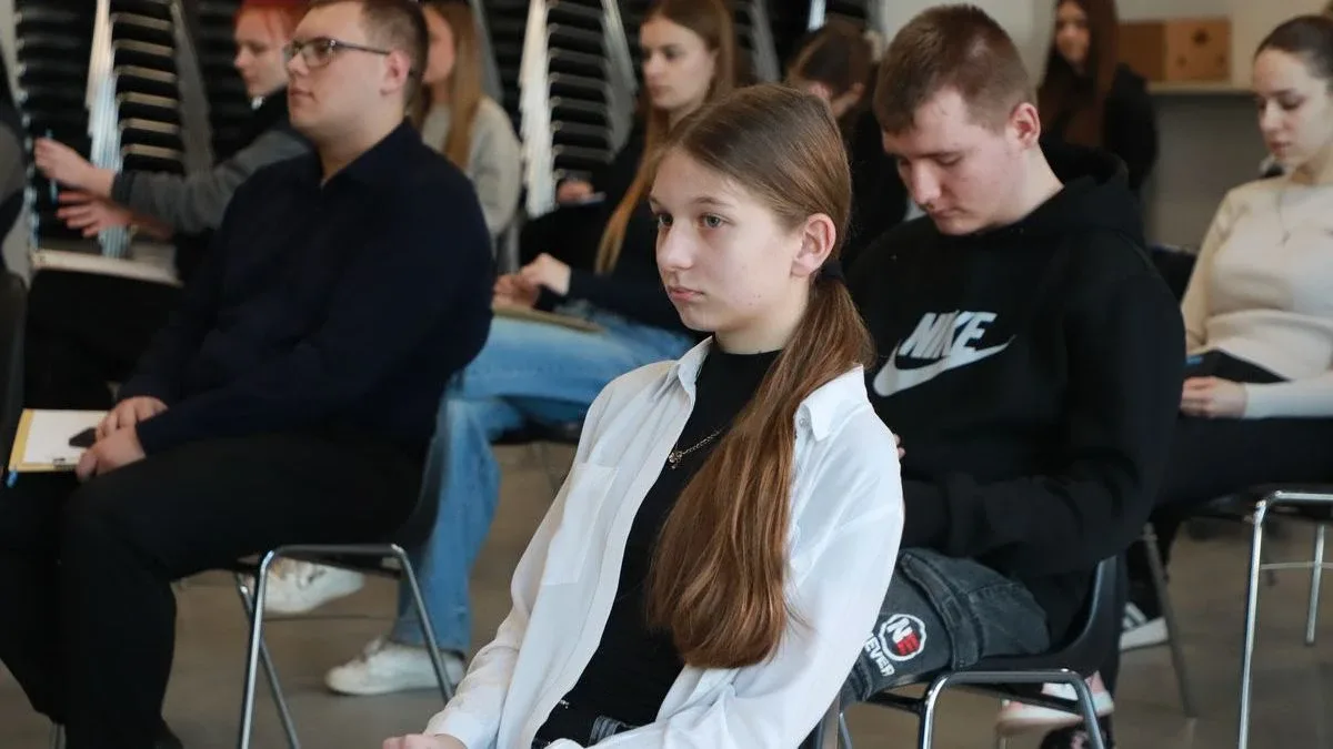 Ale pułapki w dyktandzie w Ostrowi. Pisały dzieci, pisali dorośli (zdjęcia, wideo)