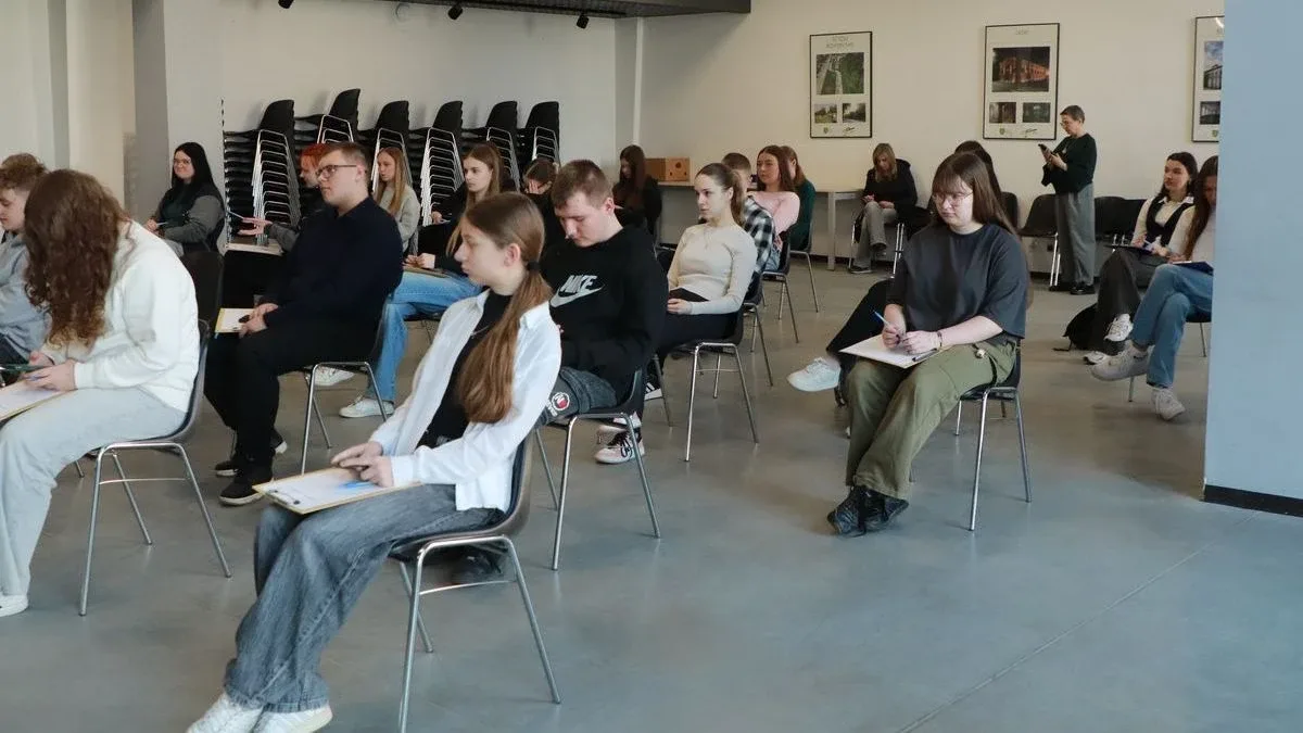 Ale pułapki w dyktandzie w Ostrowi. Pisały dzieci, pisali dorośli (zdjęcia, wideo)