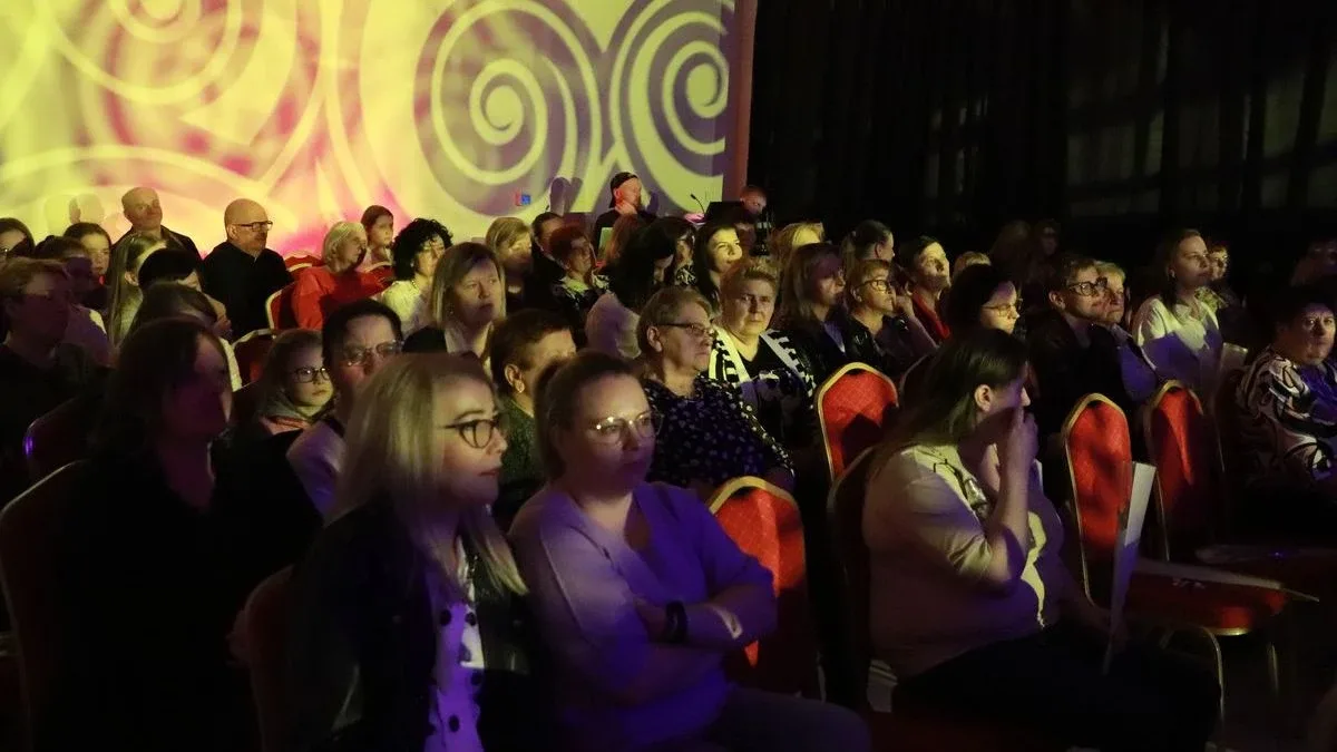 Dziś nie ma pecha. Dziś są kwiaty, muzyka i śpiew. Mieszkańcy Szulborza Wielkiego świętowali Dzień Kobiet (zdjęcia, wideo)