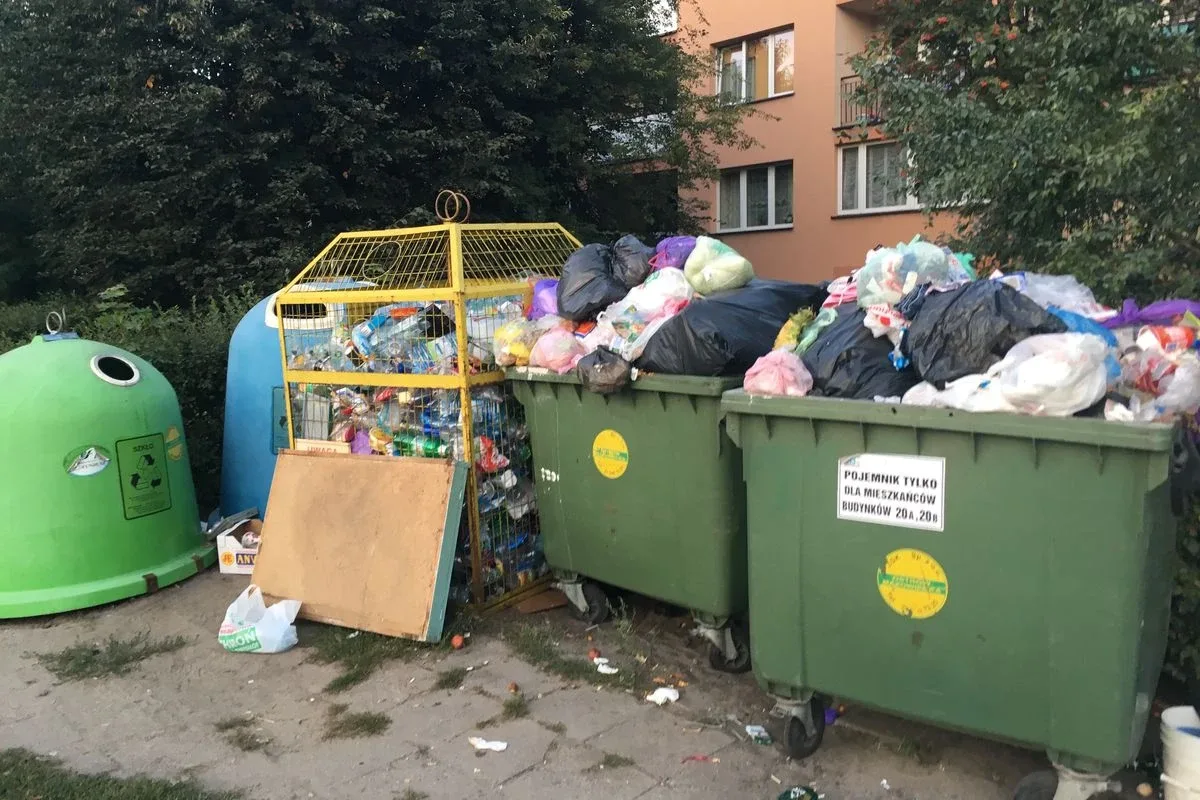 Skrzynka skarg: śmietniki przy placu Waryńskiego znów straszą (zdjęcia)
