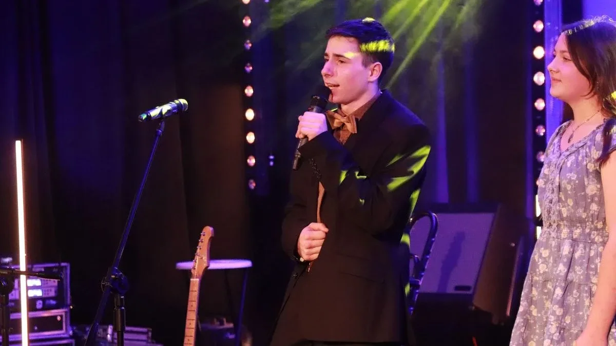 Dziś nie ma pecha. Dziś są kwiaty, muzyka i śpiew. Mieszkańcy Szulborza Wielkiego świętowali Dzień Kobiet (zdjęcia, wideo)