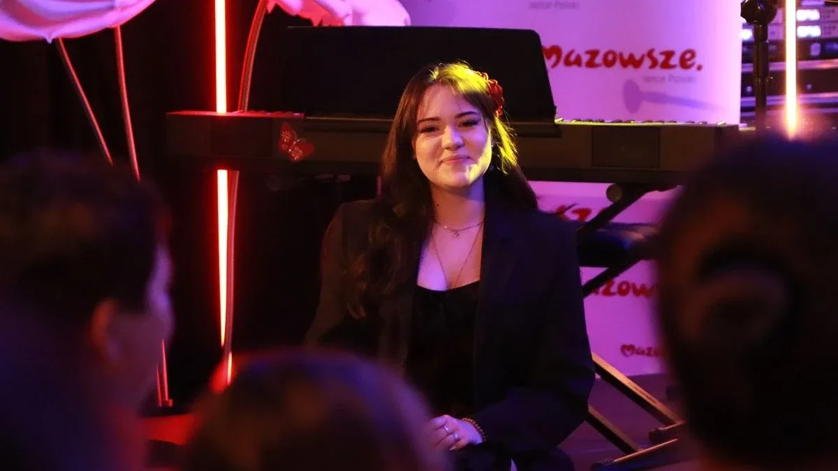 Dziś nie ma pecha. Dziś są kwiaty, muzyka i śpiew. Mieszkańcy Szulborza Wielkiego świętowali Dzień Kobiet (zdjęcia, wideo)