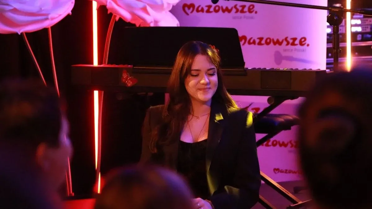 Dziś nie ma pecha. Dziś są kwiaty, muzyka i śpiew. Mieszkańcy Szulborza Wielkiego świętowali Dzień Kobiet (zdjęcia, wideo)