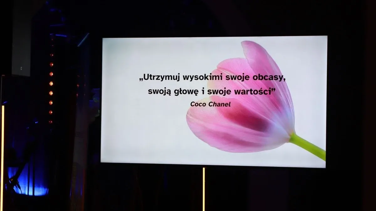 Dziś nie ma pecha. Dziś są kwiaty, muzyka i śpiew. Mieszkańcy Szulborza Wielkiego świętowali Dzień Kobiet (zdjęcia, wideo)