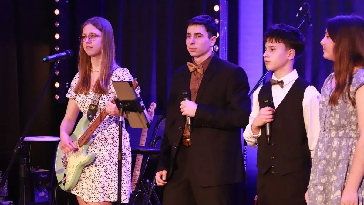 Dziś nie ma pecha. Dziś są kwiaty, muzyka i śpiew. Mieszkańcy Szulborza Wielkiego świętowali Dzień Kobiet (zdjęcia, wideo)