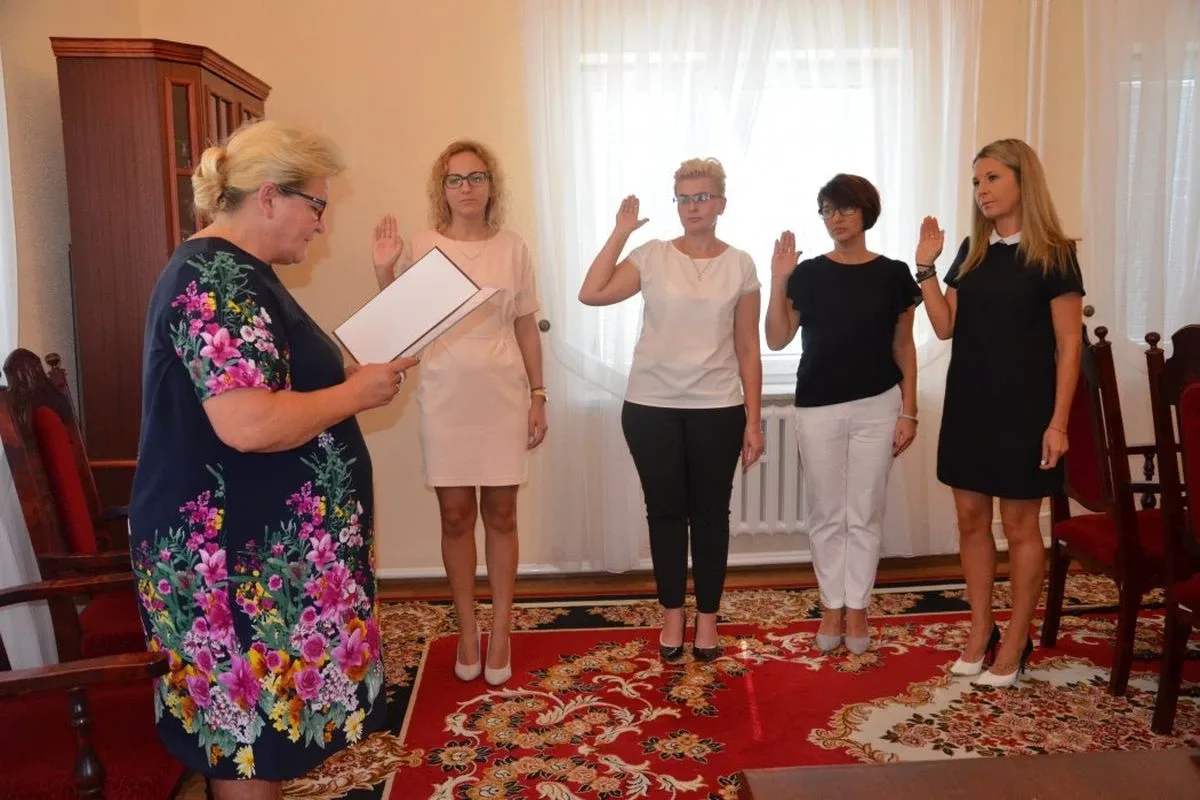 Nowi nauczyciele i dyrektorzy placówek edukacyjnych w gminie Małkinia Górna (zdjęcia)