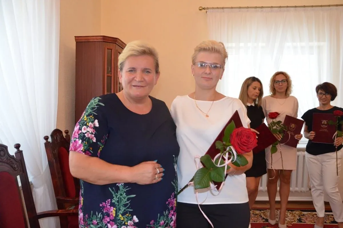 Nowi nauczyciele i dyrektorzy placówek edukacyjnych w gminie Małkinia Górna (zdjęcia)