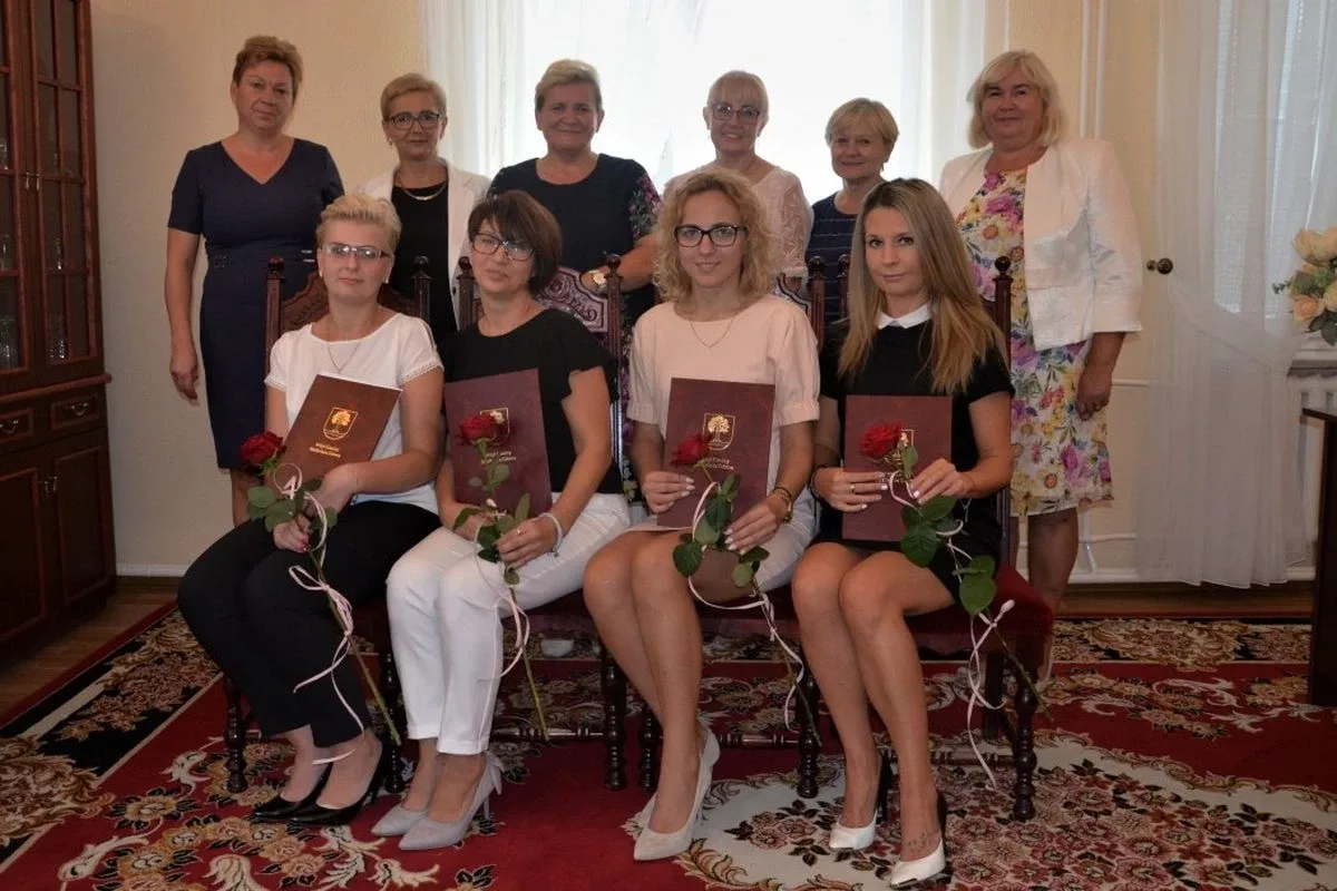 Nowi nauczyciele i dyrektorzy placówek edukacyjnych w gminie Małkinia Górna (zdjęcia)
