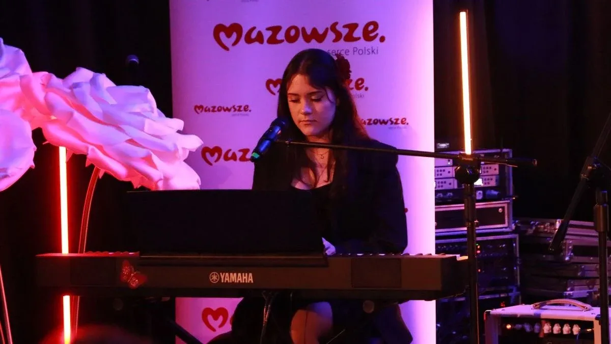 Dziś nie ma pecha. Dziś są kwiaty, muzyka i śpiew. Mieszkańcy Szulborza Wielkiego świętowali Dzień Kobiet (zdjęcia, wideo)
