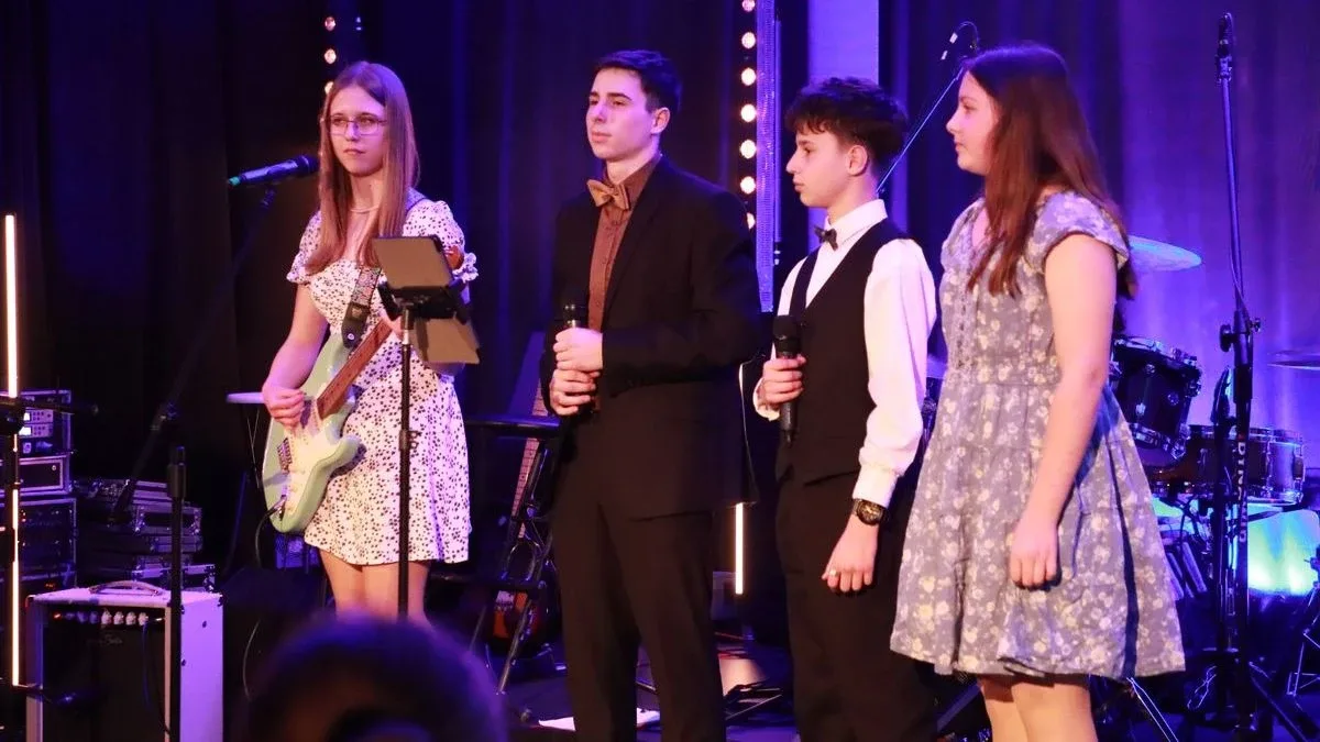 Dziś nie ma pecha. Dziś są kwiaty, muzyka i śpiew. Mieszkańcy Szulborza Wielkiego świętowali Dzień Kobiet (zdjęcia, wideo)