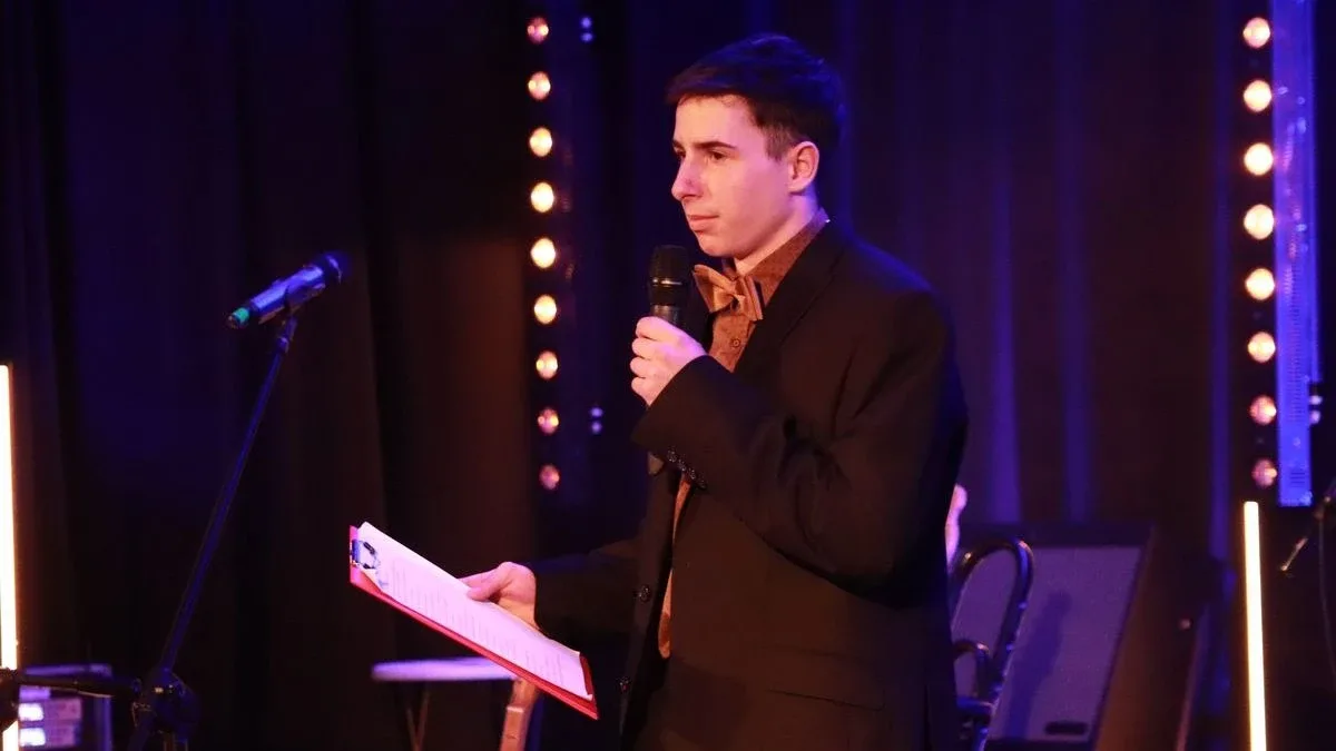 Dziś nie ma pecha. Dziś są kwiaty, muzyka i śpiew. Mieszkańcy Szulborza Wielkiego świętowali Dzień Kobiet (zdjęcia, wideo)