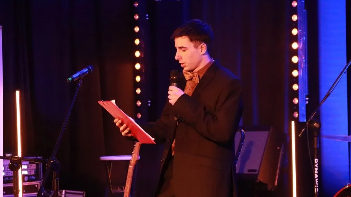 Dziś nie ma pecha. Dziś są kwiaty, muzyka i śpiew. Mieszkańcy Szulborza Wielkiego świętowali Dzień Kobiet (zdjęcia, wideo)