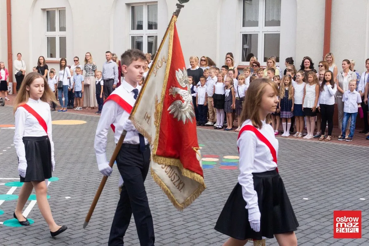 Uczniowie "Jedynki" wrócili w szkolne mury (zdjęcia)