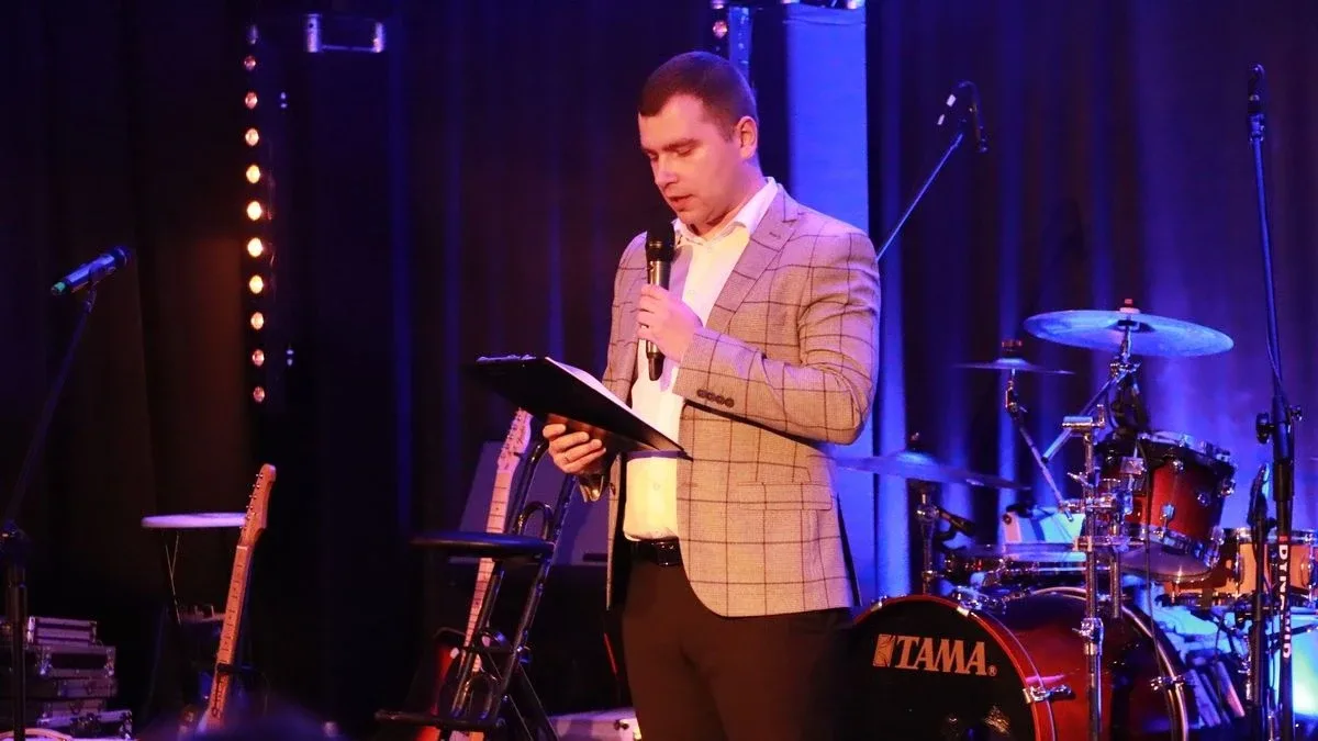Dziś nie ma pecha. Dziś są kwiaty, muzyka i śpiew. Mieszkańcy Szulborza Wielkiego świętowali Dzień Kobiet (zdjęcia, wideo)