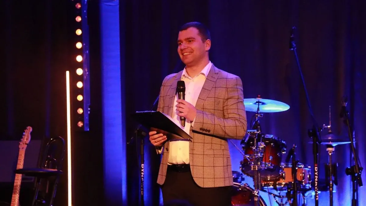 Dziś nie ma pecha. Dziś są kwiaty, muzyka i śpiew. Mieszkańcy Szulborza Wielkiego świętowali Dzień Kobiet (zdjęcia, wideo)