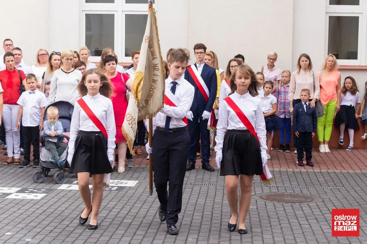 Uczniowie "Jedynki" wrócili w szkolne mury (zdjęcia)