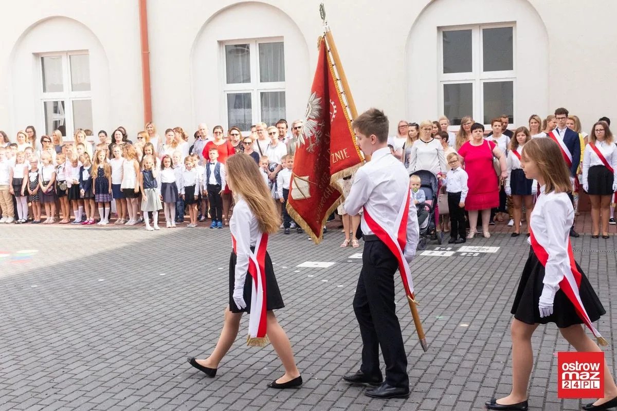 Uczniowie "Jedynki" wrócili w szkolne mury (zdjęcia)