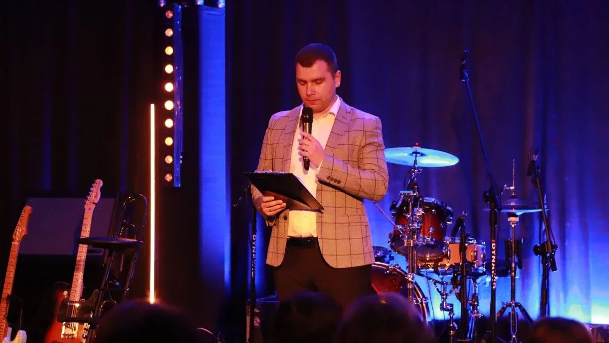 Dziś nie ma pecha. Dziś są kwiaty, muzyka i śpiew. Mieszkańcy Szulborza Wielkiego świętowali Dzień Kobiet (zdjęcia, wideo)