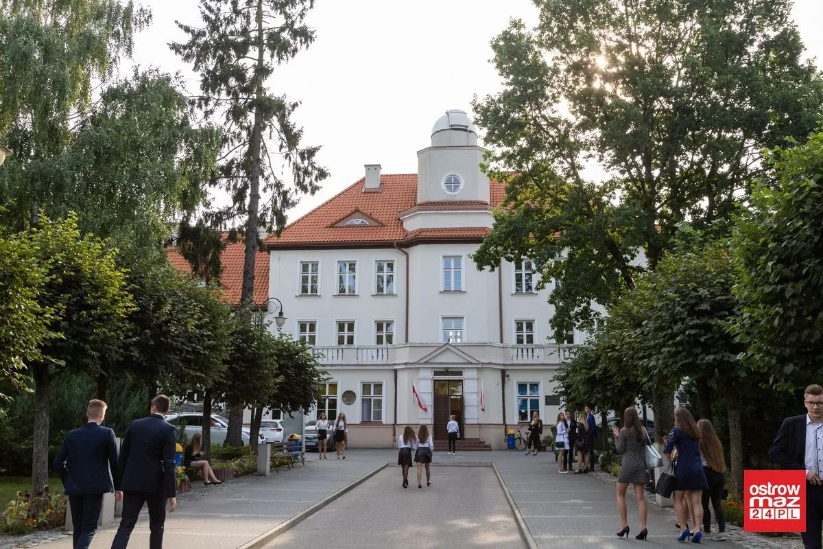 Ostrowskie liceum znów pełne. Uczniowie rozpoczęli rok szkolny (zdjęcia)