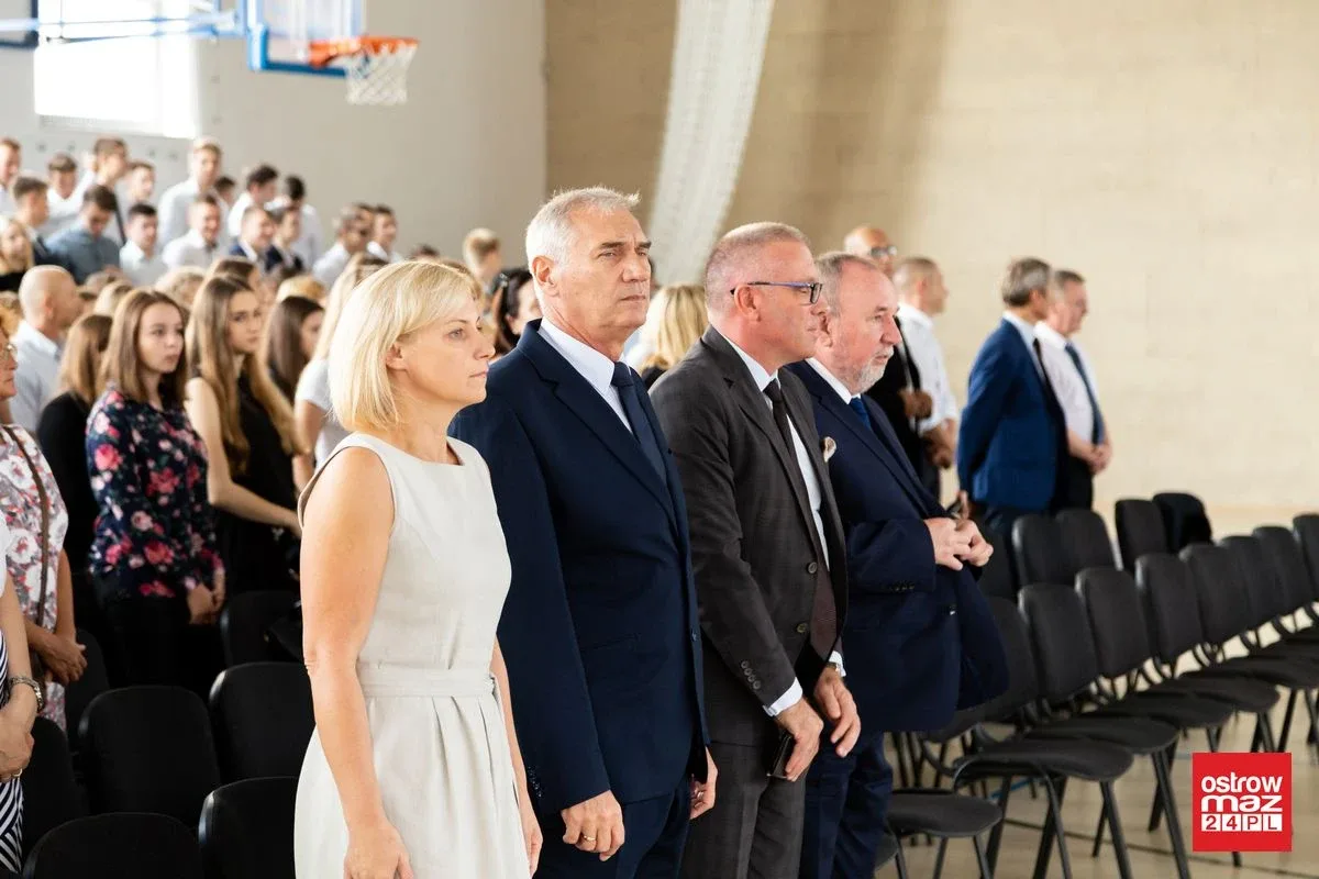 Ostrowskie liceum znów pełne. Uczniowie rozpoczęli rok szkolny (zdjęcia)