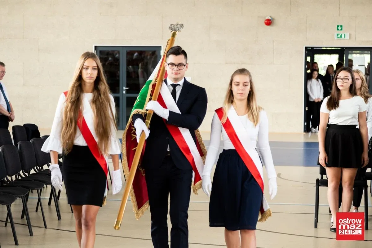 Ostrowskie liceum znów pełne. Uczniowie rozpoczęli rok szkolny (zdjęcia)