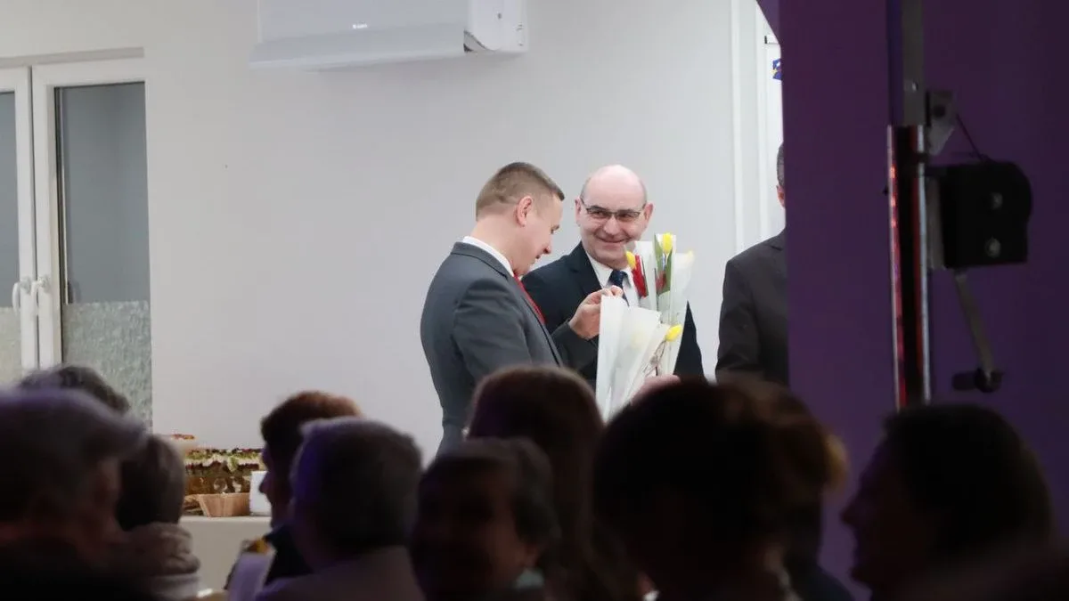 Dziś nie ma pecha. Dziś są kwiaty, muzyka i śpiew. Mieszkańcy Szulborza Wielkiego świętowali Dzień Kobiet (zdjęcia, wideo)