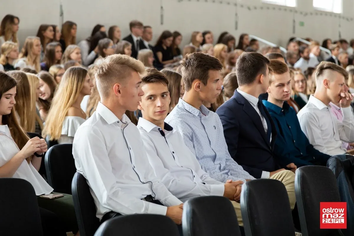 Ostrowskie liceum znów pełne. Uczniowie rozpoczęli rok szkolny (zdjęcia)