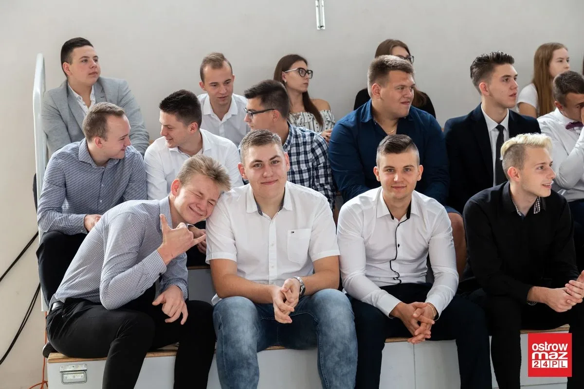 Ostrowskie liceum znów pełne. Uczniowie rozpoczęli rok szkolny (zdjęcia)