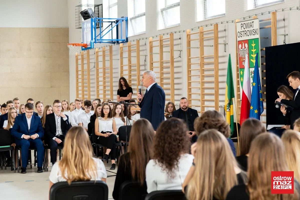 Ostrowskie liceum znów pełne. Uczniowie rozpoczęli rok szkolny (zdjęcia)