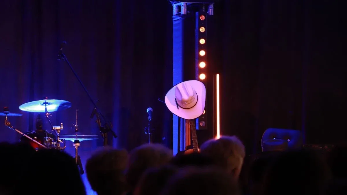 Dziś nie ma pecha. Dziś są kwiaty, muzyka i śpiew. Mieszkańcy Szulborza Wielkiego świętowali Dzień Kobiet (zdjęcia, wideo)