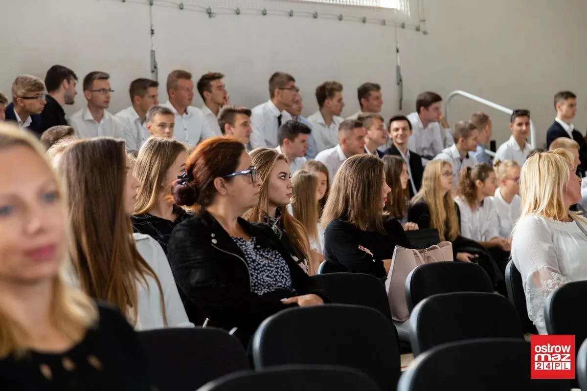 Ostrowskie liceum znów pełne. Uczniowie rozpoczęli rok szkolny (zdjęcia)