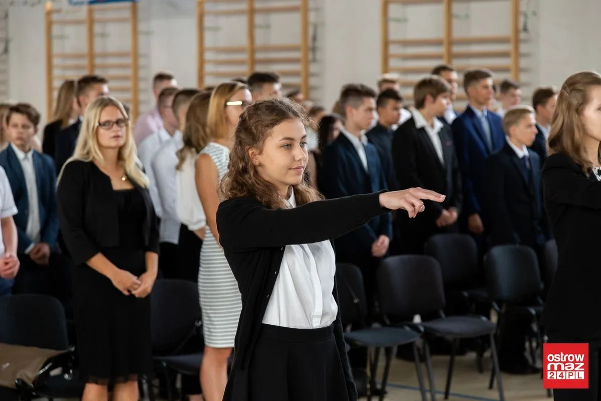 Ostrowskie liceum znów pełne. Uczniowie rozpoczęli rok szkolny (zdjęcia)