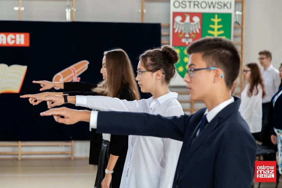Ostrowskie liceum znów pełne. Uczniowie rozpoczęli rok szkolny (zdjęcia)
