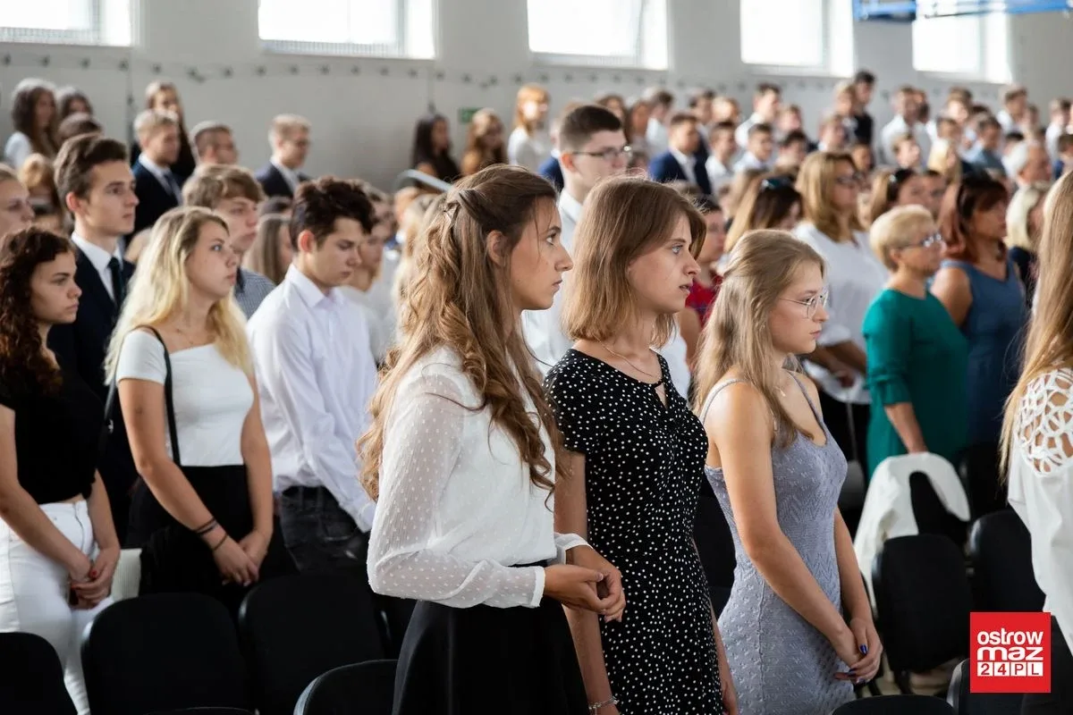 Ostrowskie liceum znów pełne. Uczniowie rozpoczęli rok szkolny (zdjęcia)