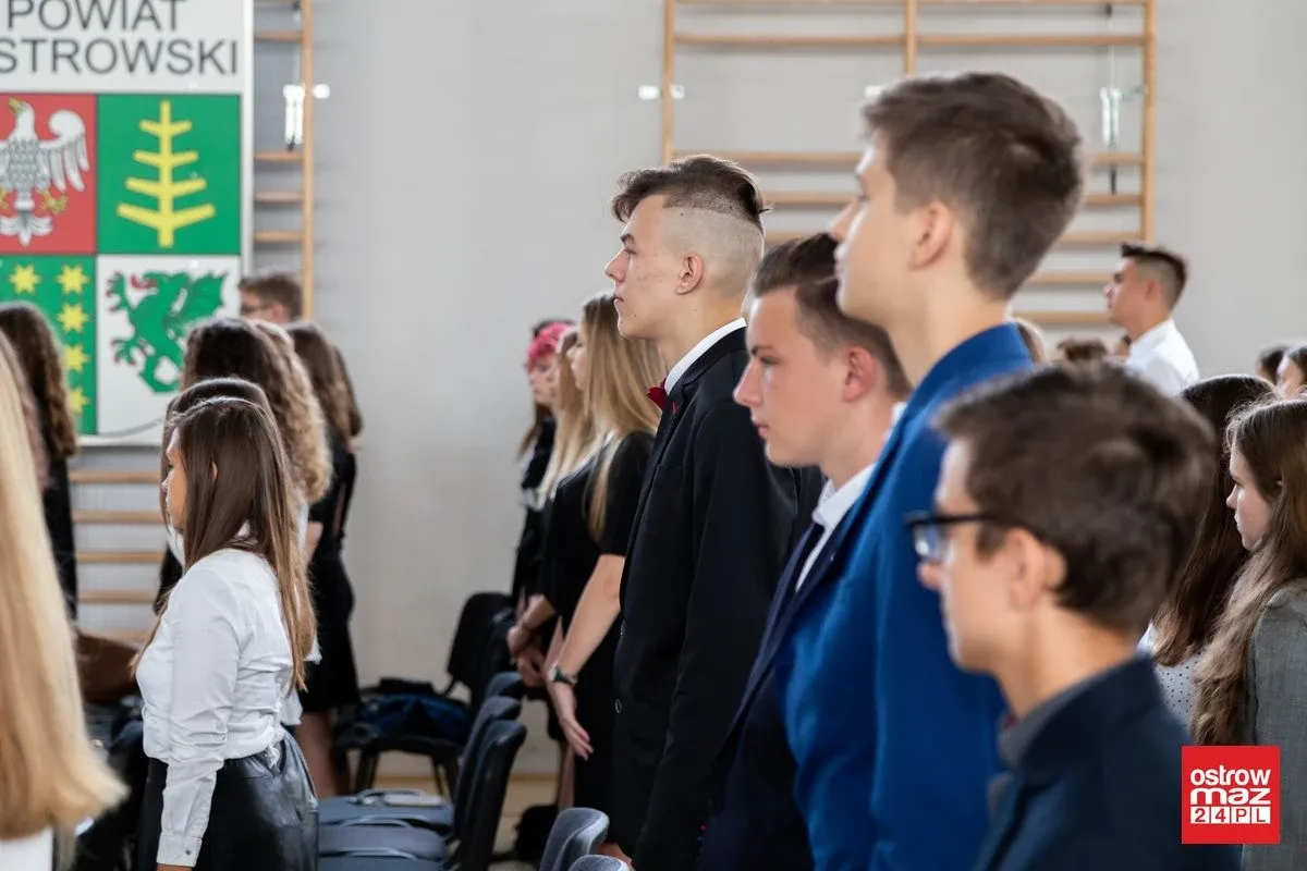 Ostrowskie liceum znów pełne. Uczniowie rozpoczęli rok szkolny (zdjęcia)