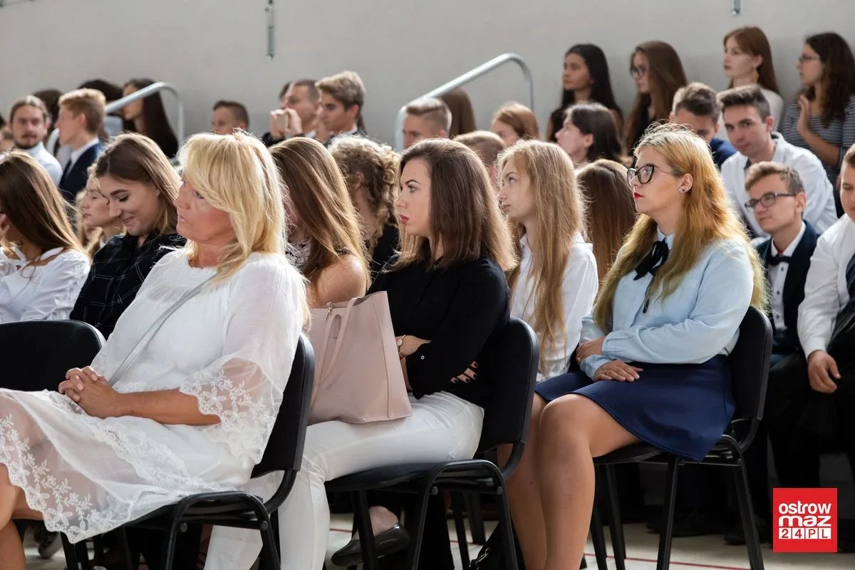 Ostrowskie liceum znów pełne. Uczniowie rozpoczęli rok szkolny (zdjęcia)
