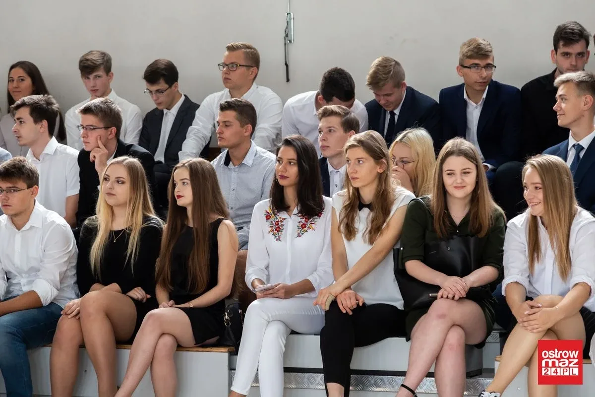 Ostrowskie liceum znów pełne. Uczniowie rozpoczęli rok szkolny (zdjęcia)