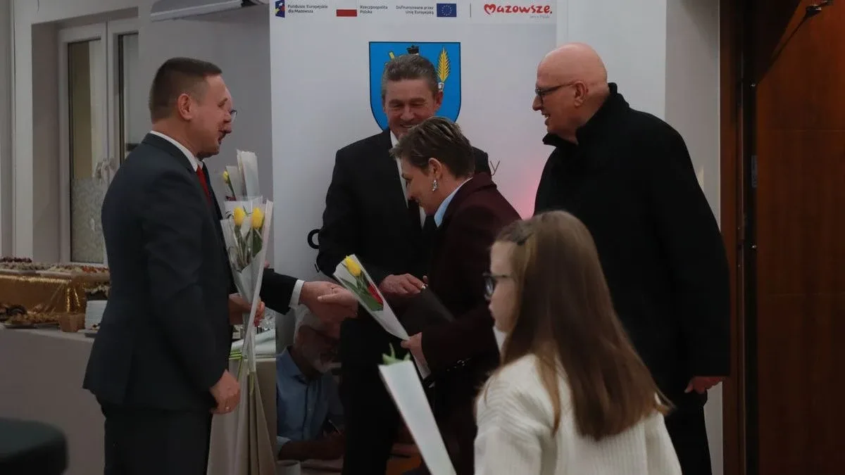Dziś nie ma pecha. Dziś są kwiaty, muzyka i śpiew. Mieszkańcy Szulborza Wielkiego świętowali Dzień Kobiet (zdjęcia, wideo)