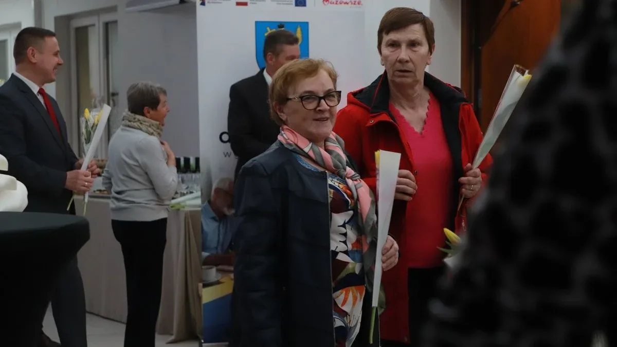 Dziś nie ma pecha. Dziś są kwiaty, muzyka i śpiew. Mieszkańcy Szulborza Wielkiego świętowali Dzień Kobiet (zdjęcia, wideo)