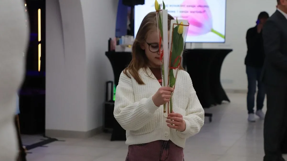 Dziś nie ma pecha. Dziś są kwiaty, muzyka i śpiew. Mieszkańcy Szulborza Wielkiego świętowali Dzień Kobiet (zdjęcia, wideo)