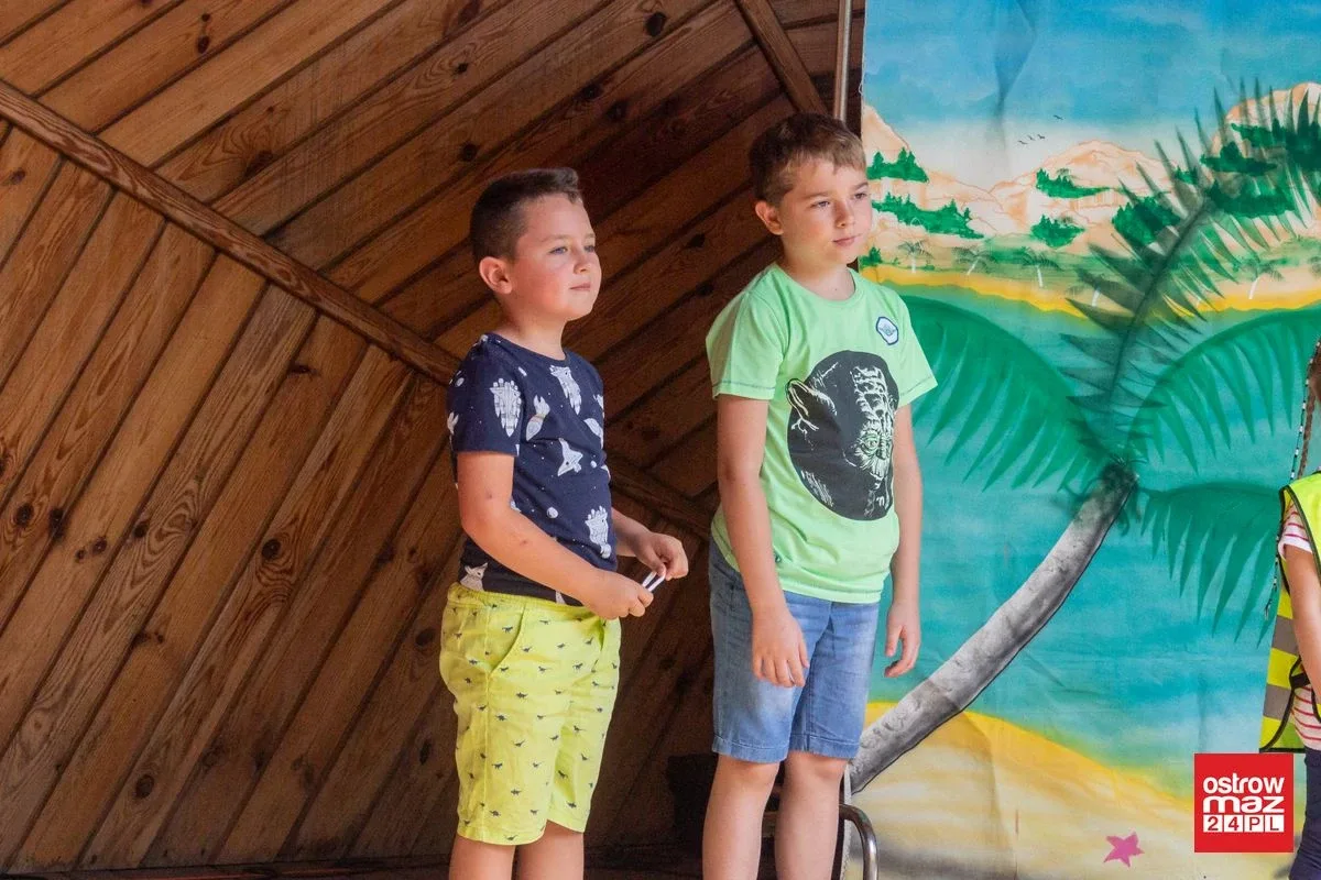 Przygody Misia i Kacpra pirata na letniej scenie biblioteki (zdjęcia, wideo)