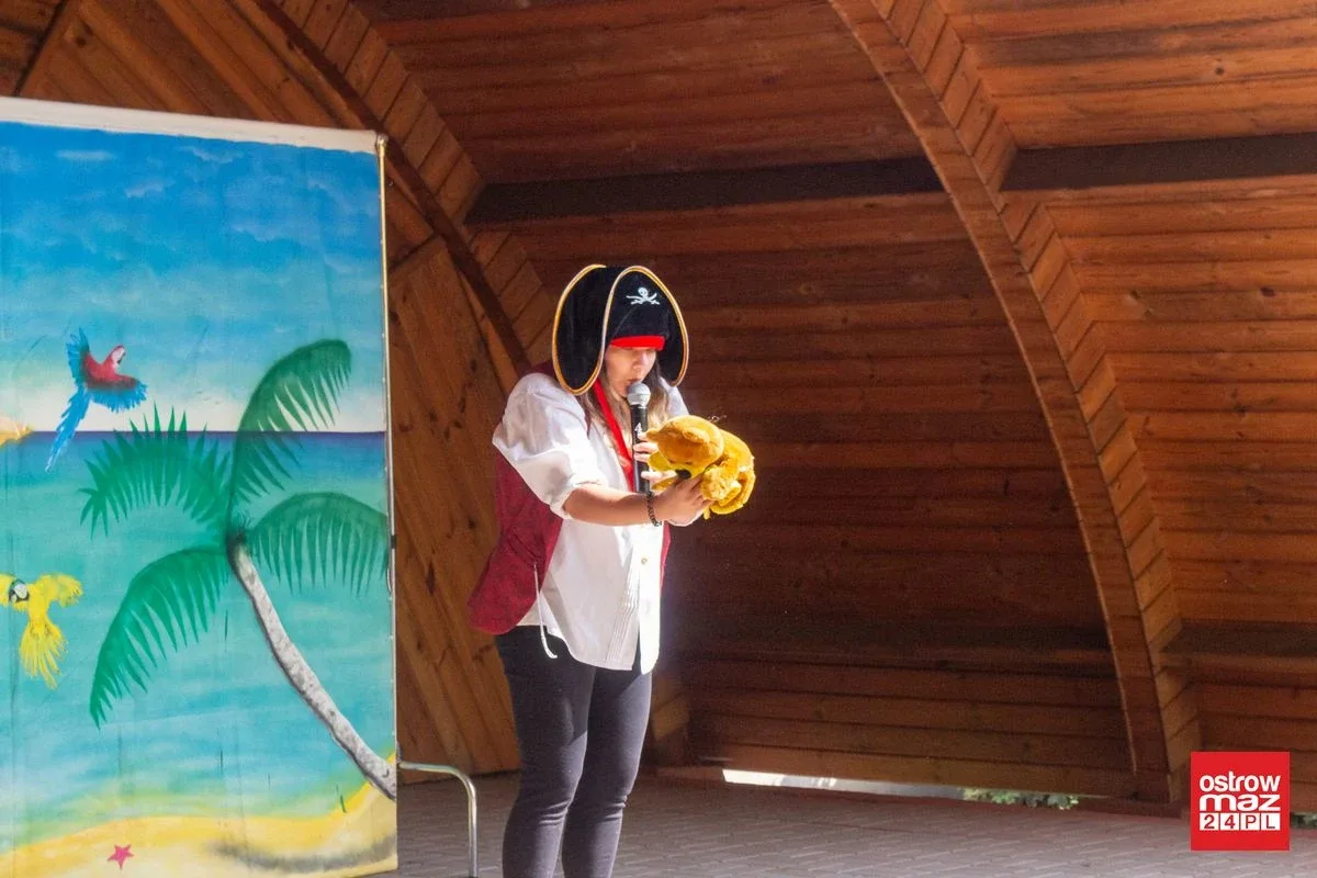 Przygody Misia i Kacpra pirata na letniej scenie biblioteki (zdjęcia, wideo)